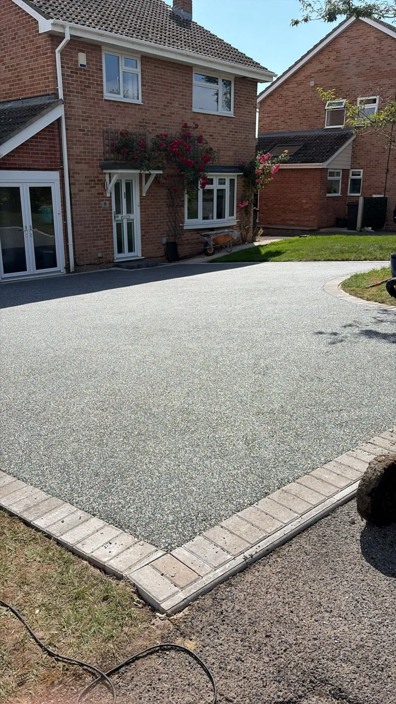 Permeable resin-bound driveway with block paving border